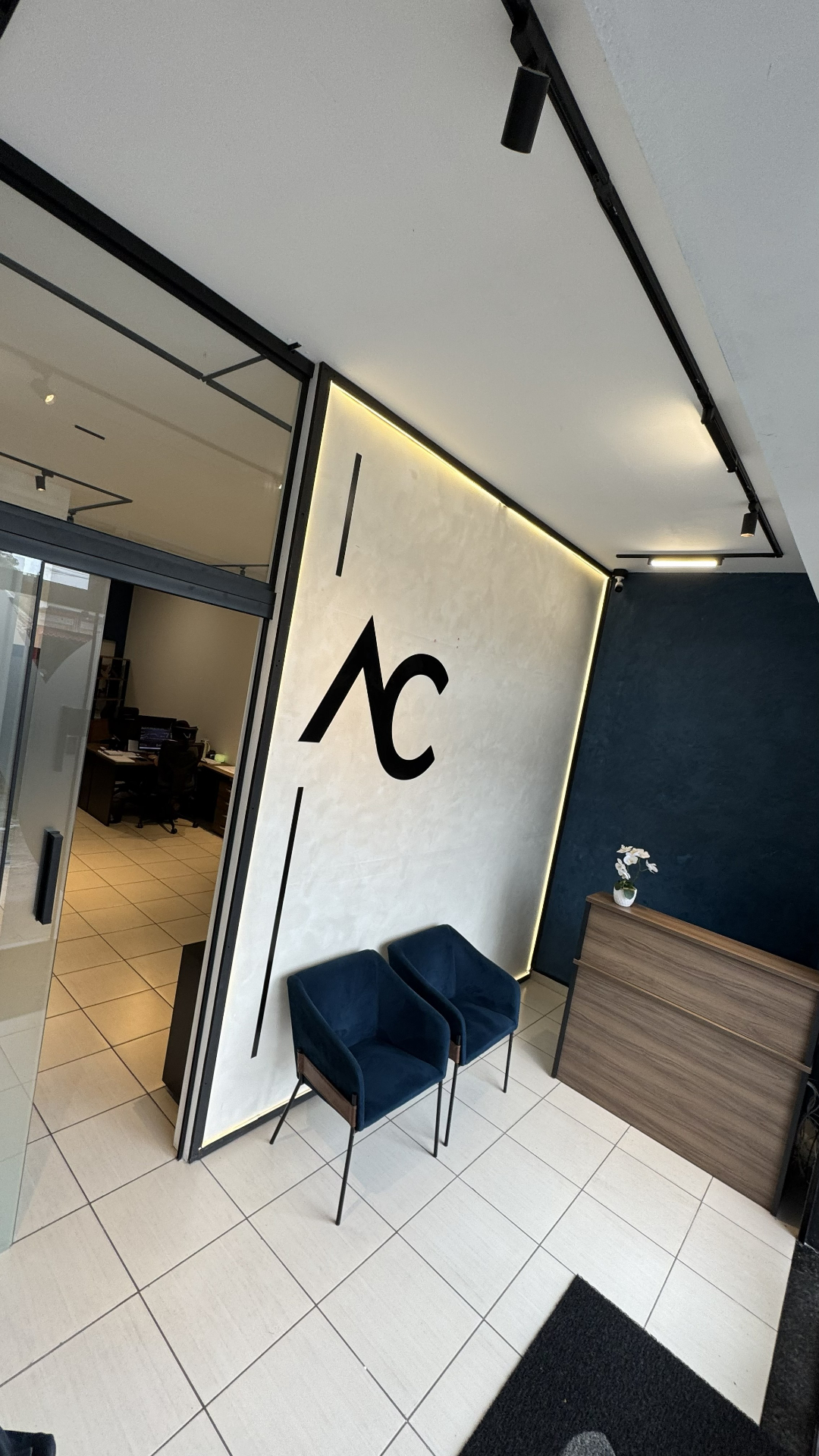 Recepção da Alfa-SI com atendimento acolhedor e profissional