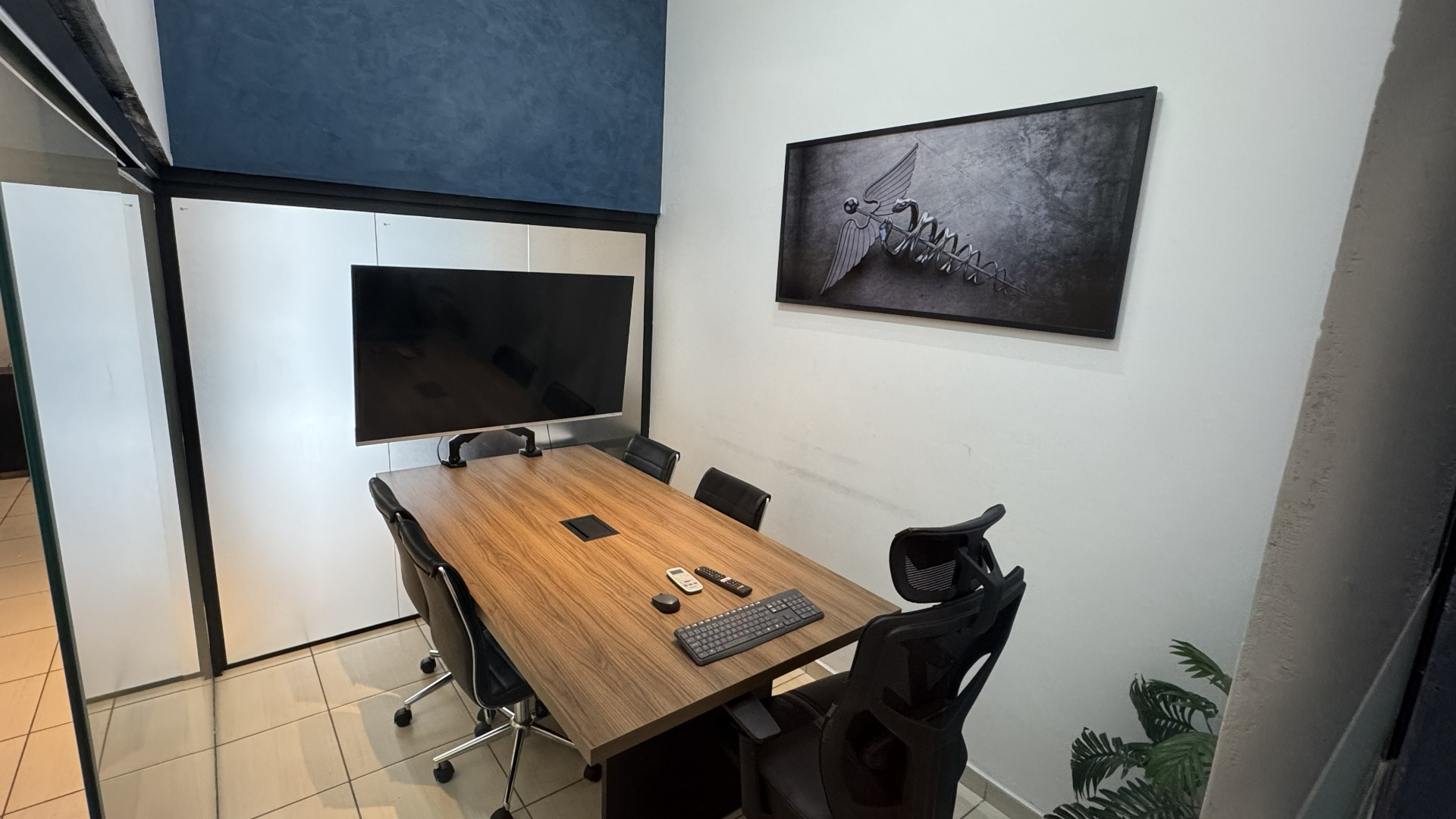Sala de reunião da Alfa-SI para consultoria presencial em Resende